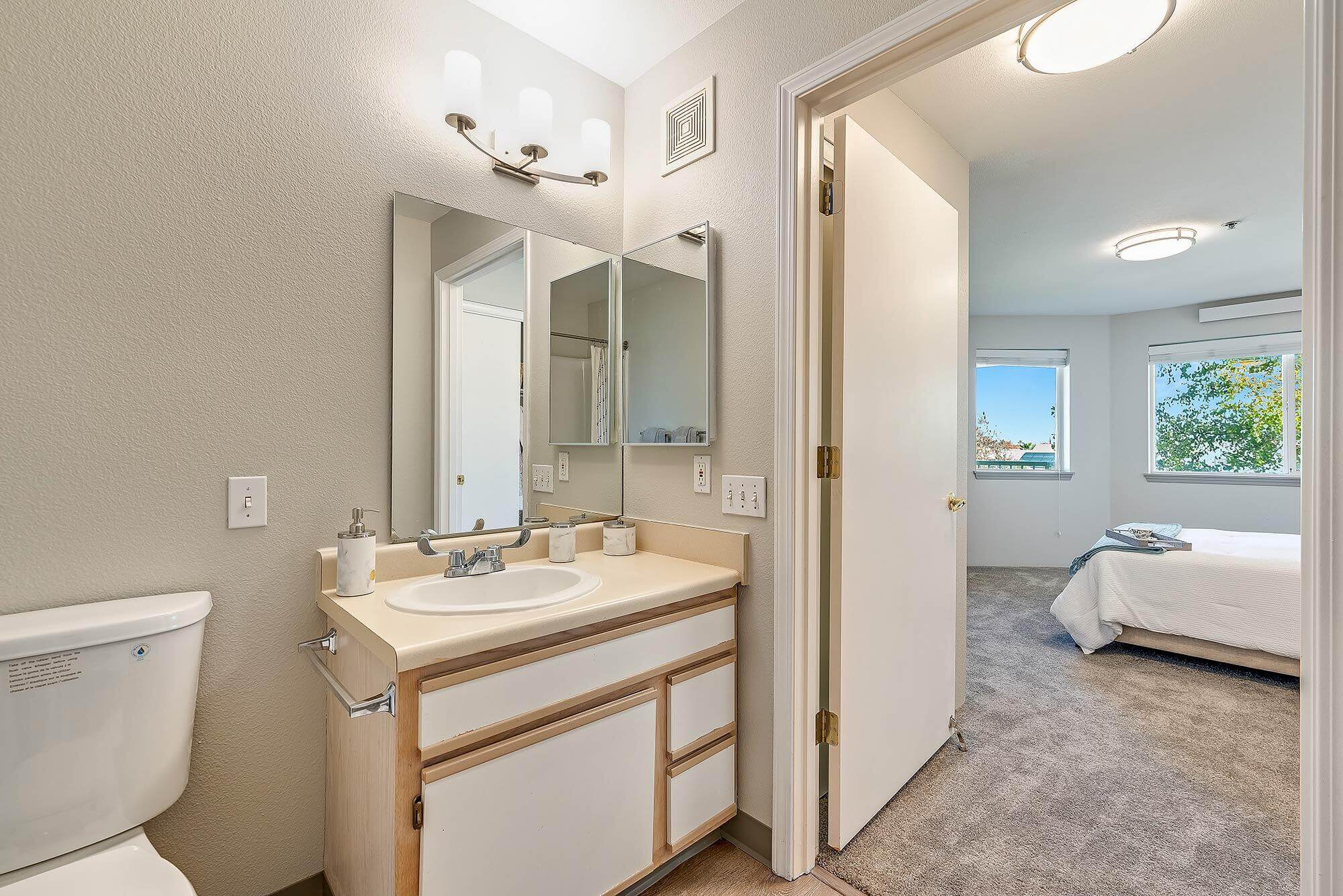 Apartment-bathroom-bedroom_The-Remington-2-1