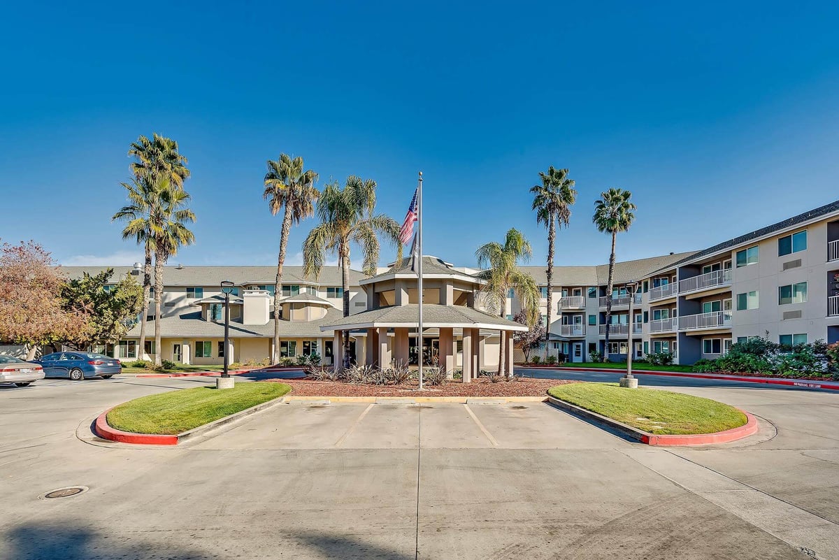 Entrance-parking-lot_The-Remington-3